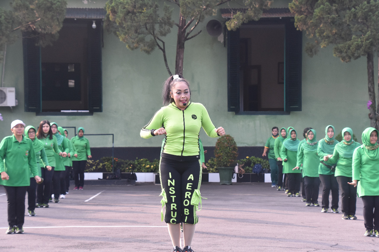 Senam Pagi Bersama, Cara Jitu Ibu Persit Tampil Segar dan Cantik